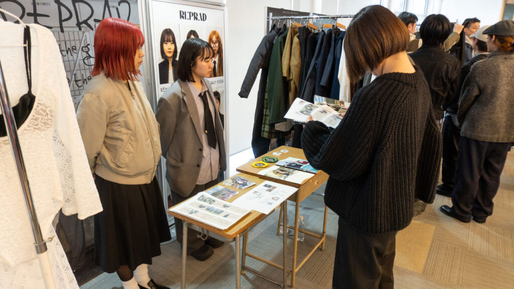 ブランドのブースで商品を説明している